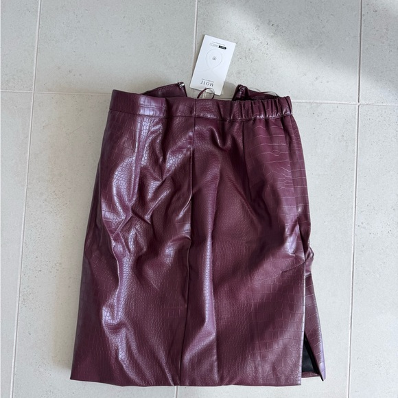 Elegant Burgundy Croc-Embossed fitted Skirt new motf - Picture 3 of 4